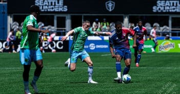 Sounders win on late penalty